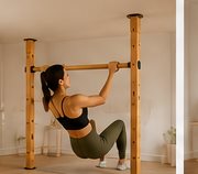 Mujer entrenando fuerza de agarre con la barra BarraLibre